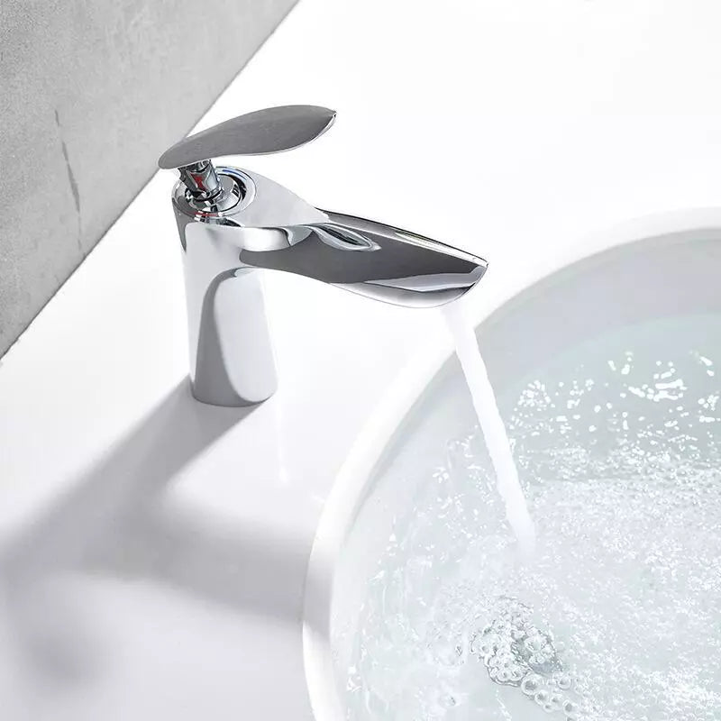 Torneira Luxea para Banheiro Monocomando Bica Baixa em Metal com Cascata de Luxo