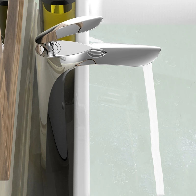 Torneira Luxea para Banheiro Monocomando Bica Baixa em Metal com Cascata de Luxo